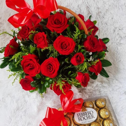 Cesta Com Rosas E Ferrero Rocher